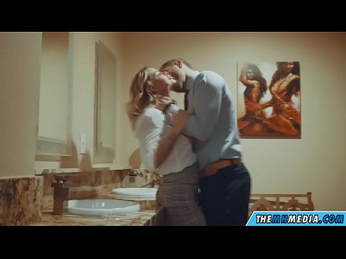 ❤️ Ketika seorang pirang berdada menggoda Anda di toilet umum Porno pada kami id.xxxwow-net.ru